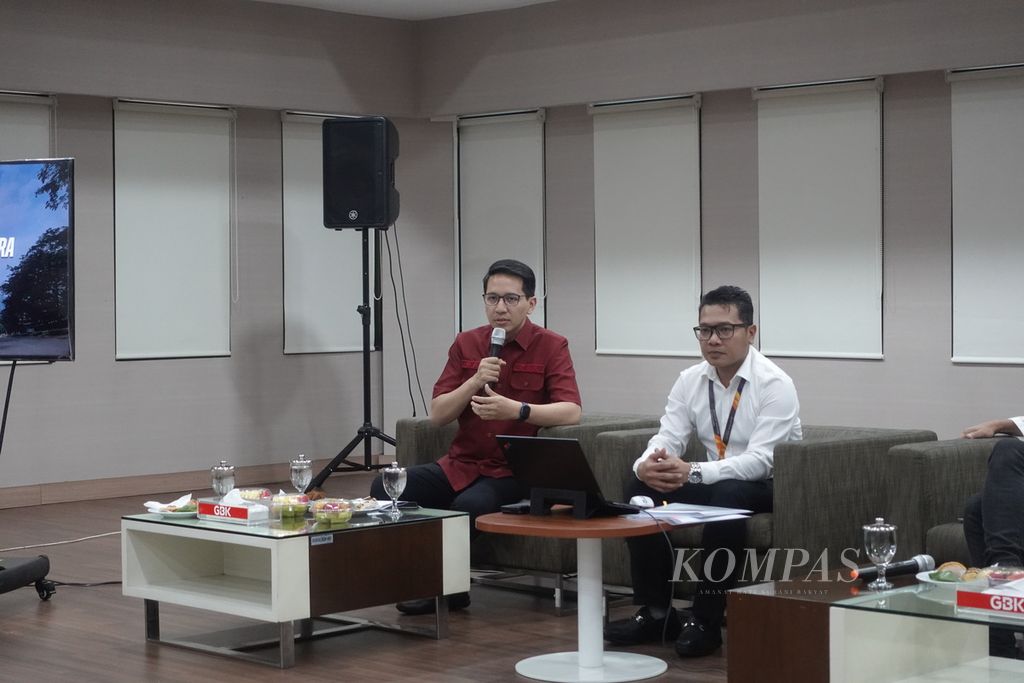 Direktur Utama Pusat Pengelolaan Kompleks Gelora Bung Karno atau PPKGBK Rakhmadi Afif Kusumo (kiri) pada acara temu media di Jakarta, Jumat (29/9/2023).
