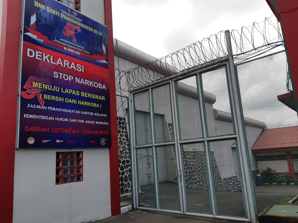 Bagian depan Lembaga Pemasyarakatan Narkotika Kelas IIA Yogyakarta di Kabupaten Sleman, Daerah Istimewa Yogyakarta, Selasa (2/11/2021). 