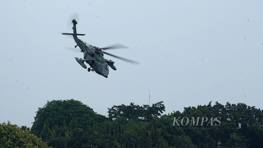Helikopter Sikorsy S-70i Black Hawk Tentera Udara Diraja Brunei (TUDB) beraksi di Terminal Selatan, Pangkalan Udara Halim Perdanakusuma, Jakarta Timur, Jumat (4/11/2022). Pameran kedirgantaraan tersebut adalah bagian dari pameran Indo Defence Expo & Forum 2022. 