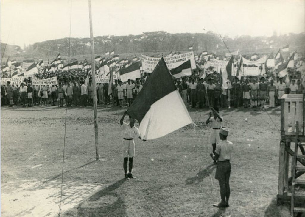 Rapat raksasa menyambut Proklamasi Kemerdekaan RI di Lapangan Ikada Jakarta (lapangan Monas) tanggal 19 September 1945.