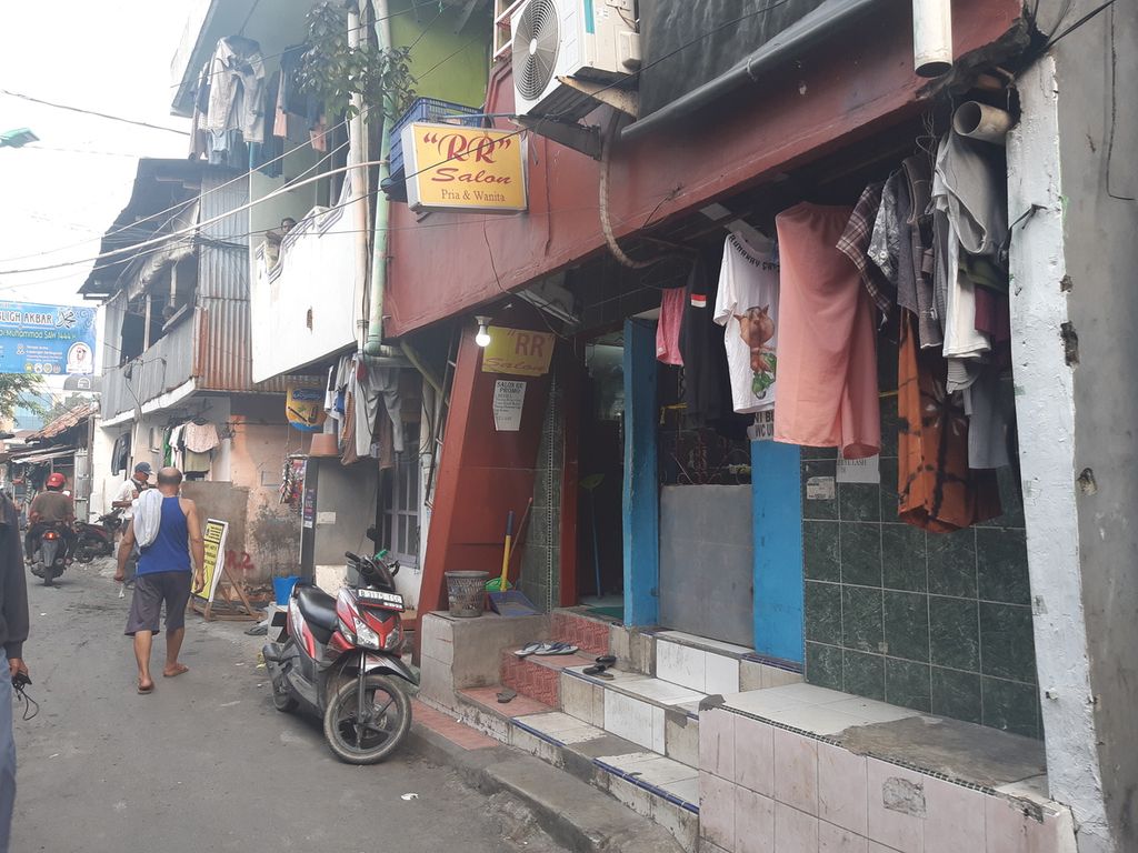 Kondisi rumah kos di wilayah Kelurahan Pekojan, Tambora, Jakarta Barat, Senin (20/3/2023) sore. Di kontrakan itu, 39 perempuan ditampung dan dipekerjakan sebagai PSK di Gang Royal, Rawa Bebek, Jakarta Utara.