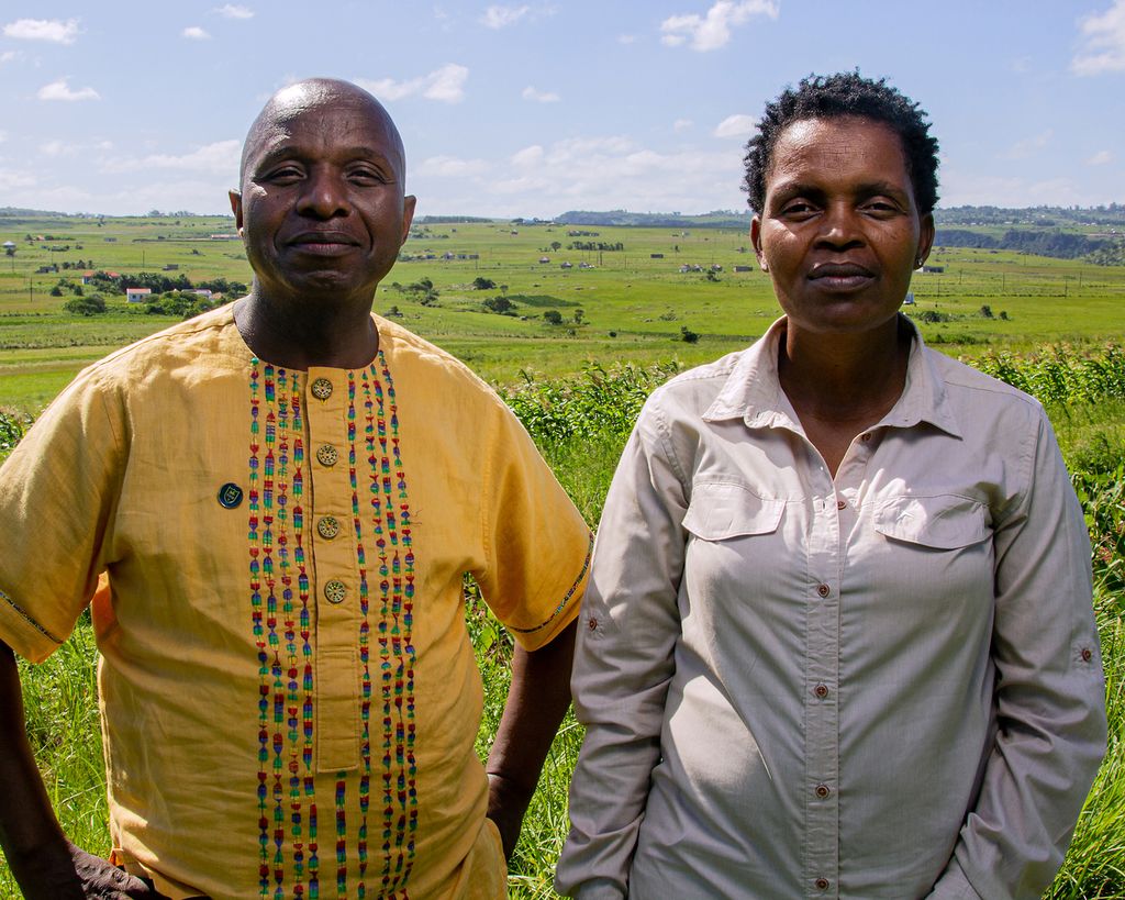 Sinegugu Zukulu (kiri) dan Nonhle Mbuthuma (kanan) di Wild Coast, Afrika Selatan, Januari 2024. 