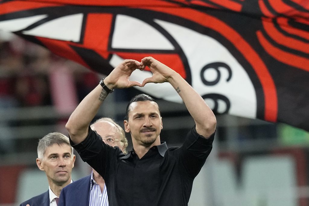 Striker AC Milan, Zlatan Ibrahimovic (kedua kiri), memberikan gestur cinta kepada <i>fans </i>dalam seremoni perpisahan di Stadion San Siro, Milan, Senin (5/6/2023) dini hari WIB. Ibra memutuskan pensiun dalam usia 41 tahun.