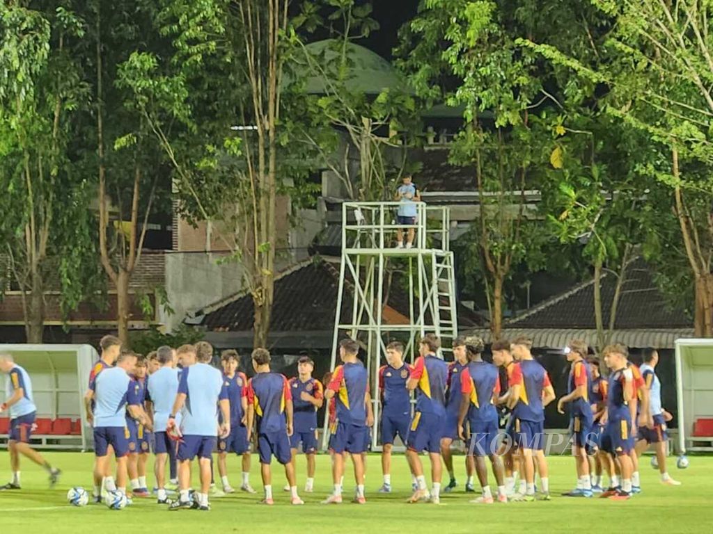 Suasana latihan tim Spanyol U-17 sebelum menghadapi laga perdana Piala Dunia U-17 di Lapangan Banyuanyar, Kota Surakarta, Jawa Tengah, Kamis (9/11/2023).