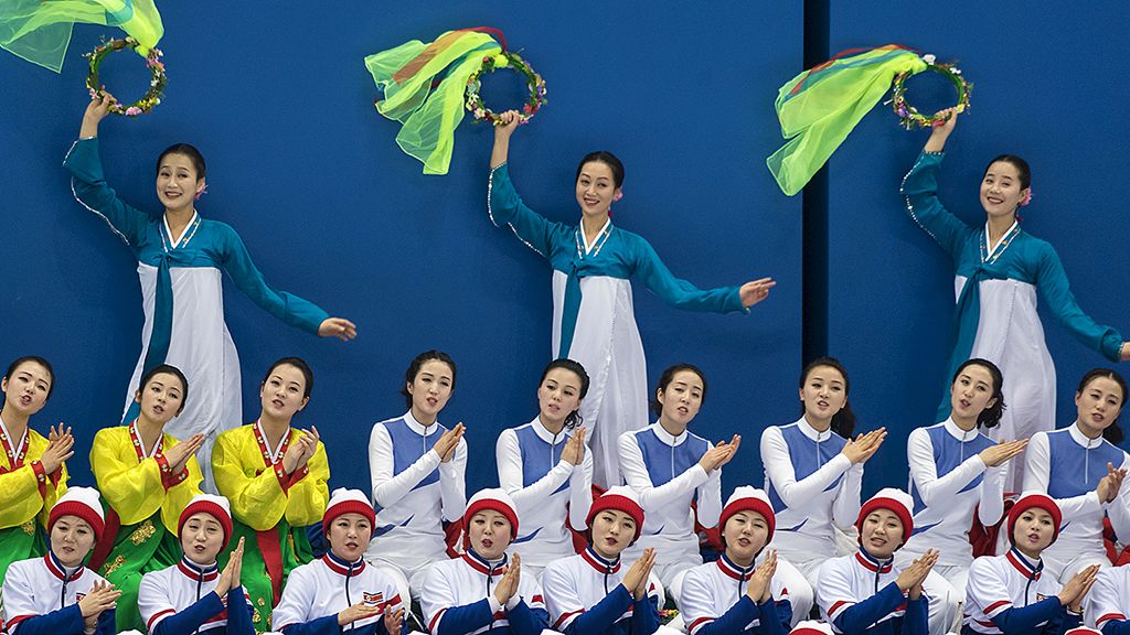 Pemandu sorak Korea Utara mempertunjukkan aksi mereka saat menyaksikan laga tim hoki es putri Korea Bersatu melawan Jepang, Rabu (14/2), di Gangneung, dalam perhelatan Olimpiade Musim Dingin Pyeongchang, Korea Selatan. 