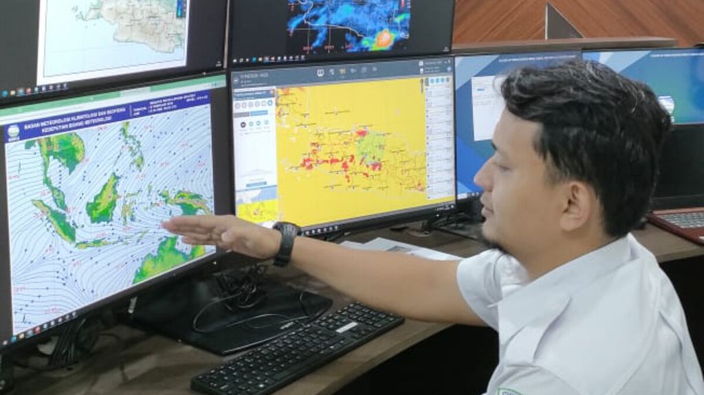 Weather forecaster of the West Java Climatology Station, Irlando Kusumo, presents the potential for moderate to heavy rain in the West Java region from February 13 to 15, 2024.