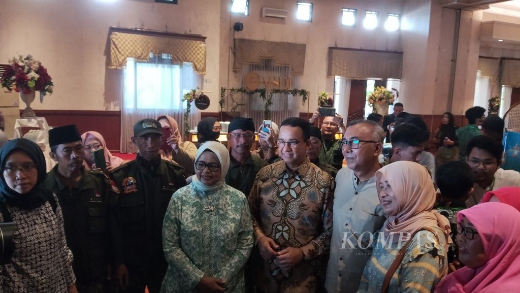 Anies Baswedan bersama istri, Fery Farhati (keempat dari kiri), saat menghadiri acara Syawalan nasional yang digelar Keluarga Besar Himpunan Mahasiswa Islam (HMI) MPO di Kabupaten Sleman, Daerah Istimewa Yogyakarta, Minggu (28/4/2024).