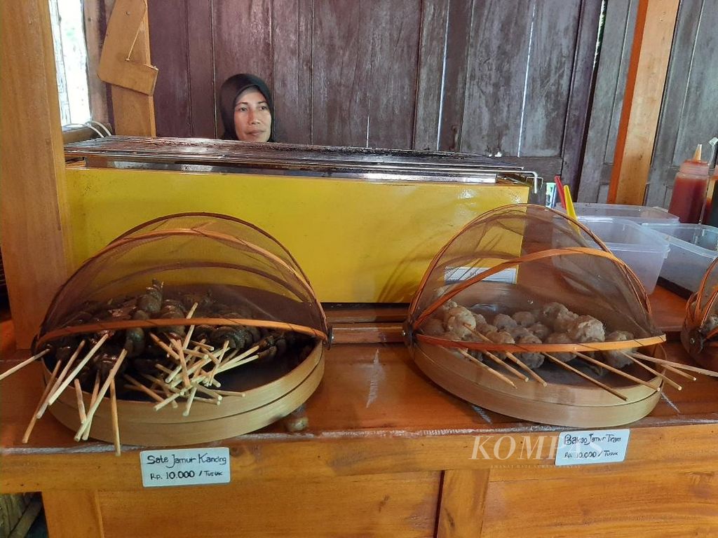 Beragam aneka olahan jamur tampak disajikan untuk pengunjung di Jamur Borobudur di Desa Wanurejo, Kecamatan Borobudur, Kabupaten Magelang, Selasa (3/5/2022).