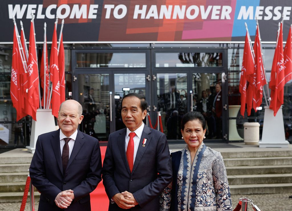 Presiden Joko Widodo dan Ibu Negara Iriana disambut Kanselir Jerman Olaf Scholz sebelum pembukaan pameran dagang Hannover Messe, Minggu (16/4/2023) di Hannover, Jerman. Untuk ketiga kalinya, Indonesia menjadi negara mitra di pameran dagang dan teknologi itu.