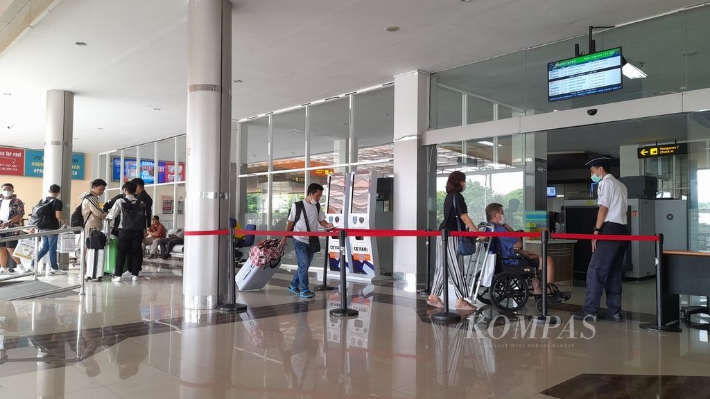Sejumlah calon penumpang pesawat tujuan Jakarta tengah memasuki ruang tunggu keberangkatan Bandara Abdulrachman Saleh Malang, Jawa Timur, Selasa (18/4/2023).