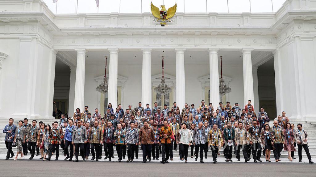 Presiden Joko Widodo beserta peserta Kompas100 CEO Forum powered by East Ventures berjalan seusai foto bersama di depan Istana Merdeka, Jakarta, Jumat (2/12/2022).  