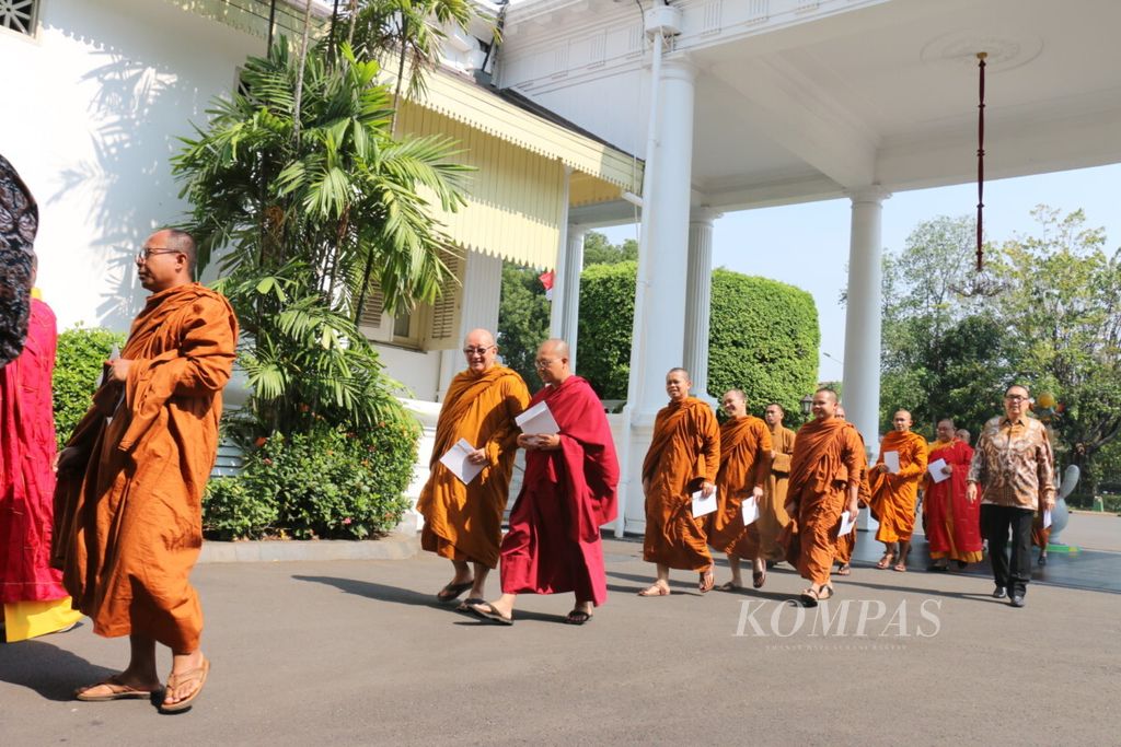 Para biksu, biksuni, dan umat Buddha berjalan memasuki Istana Negara, Jakarta, Selasa (18/9/2018). Mereka menghadiri pembukaan Musyawarah Nasional Persatuan Umat Buddha Indonesia (Permabudhi) yang diresmikan langsung oleh Presiden Joko Widodo.
