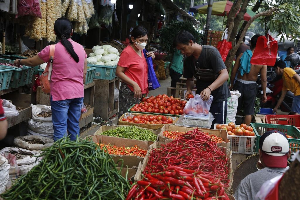 Pedagang bahan pangan melayani pembeli di Pasar Senen, Jakarta, Kamis (29/6/2023). 