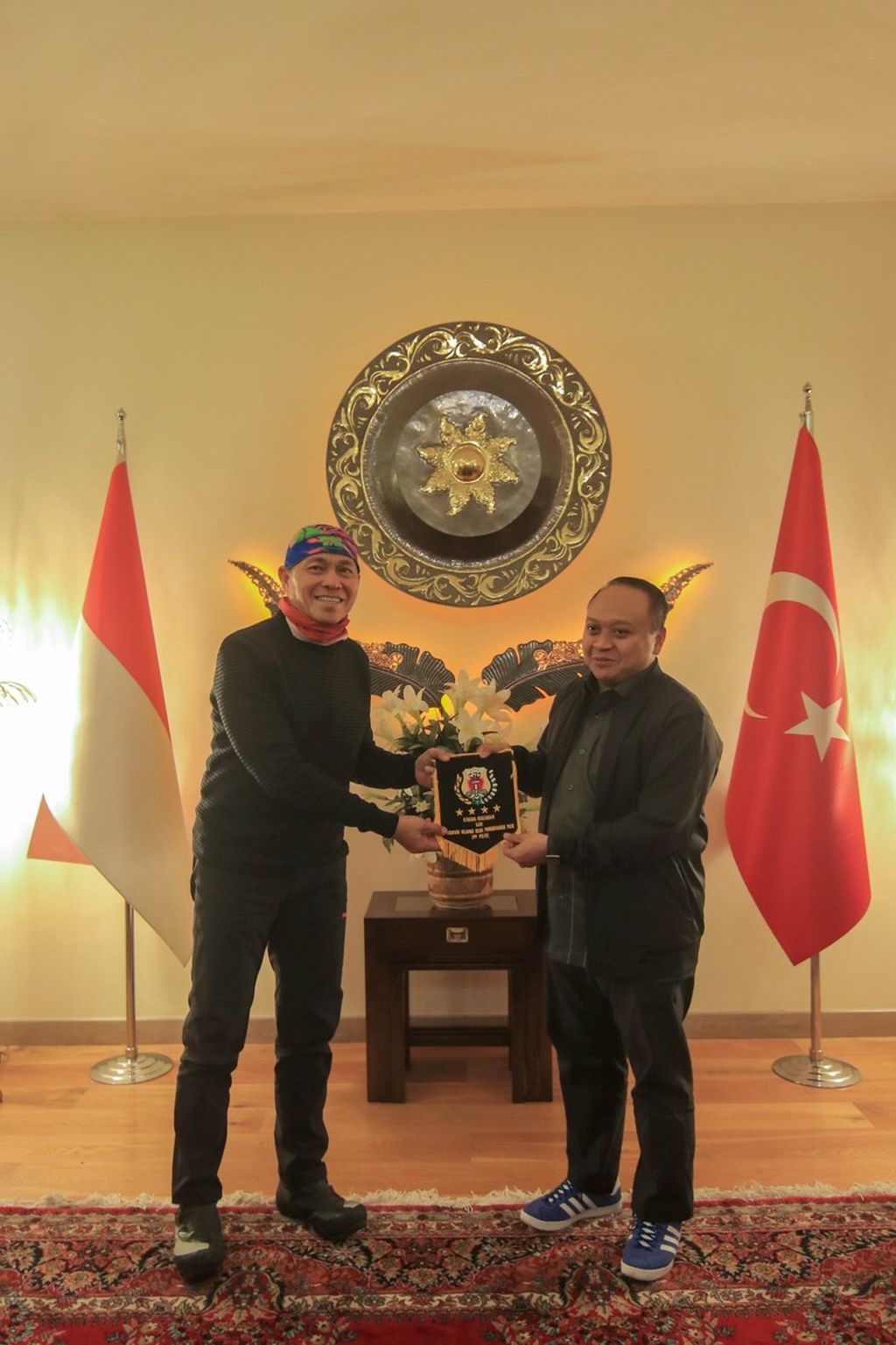 Pesepeda asal Indonesia yang melakukan perjalanan Jakarta-Paris, Royke Lumowa, berkunjung ke Kedutaan Besar Republik Indonesia di Ankara.