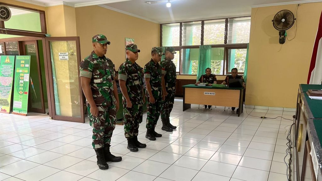 Empat anggota TNI AD yang terlibat dalam kasus pembunuhan empat warga Nduga di Pengadilan Militer III-19 Jayapura, Papua, Rabu (15/2/2023).