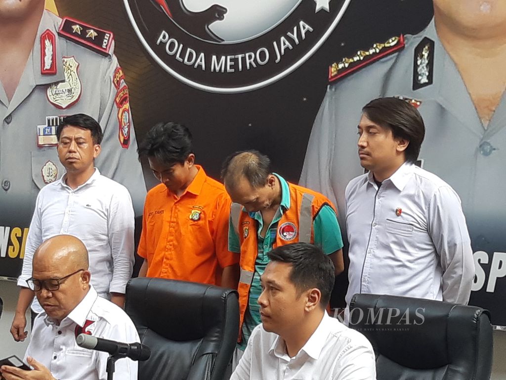 Direktorat Reserse Polda Metro Jaya menangkap dua residivis kasus narkoba yang mengedarkan ganja seberat hampir 100 kilogram, Senin (10/6/2024). Mereka mengedarkan ganja ke wilayah Jabodetabek. 