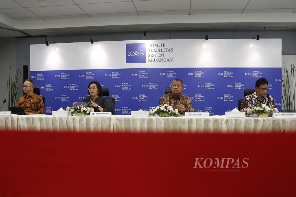 Menteri Keuangan Sri Mulyani Indrawati (kedua dari kiri) bersama Gubernur Bank Indonesia Perry Warjiyo (kedua dari kanan), Ketua Dewan Komisioner Otoritas Jasa Keuangan Mahendra Siregar (kiri), dan Ketua Dewan Komisioner Lembaga Penjamin Simpanan Purbaya Yudhi Sadewa memberikan keterangan kepada wartawan terkait dengan hasil rapat berkala Komite Stabilitas Sistem Keuangan (KSSK) di Jakarta, Senin (8/5/2023). 