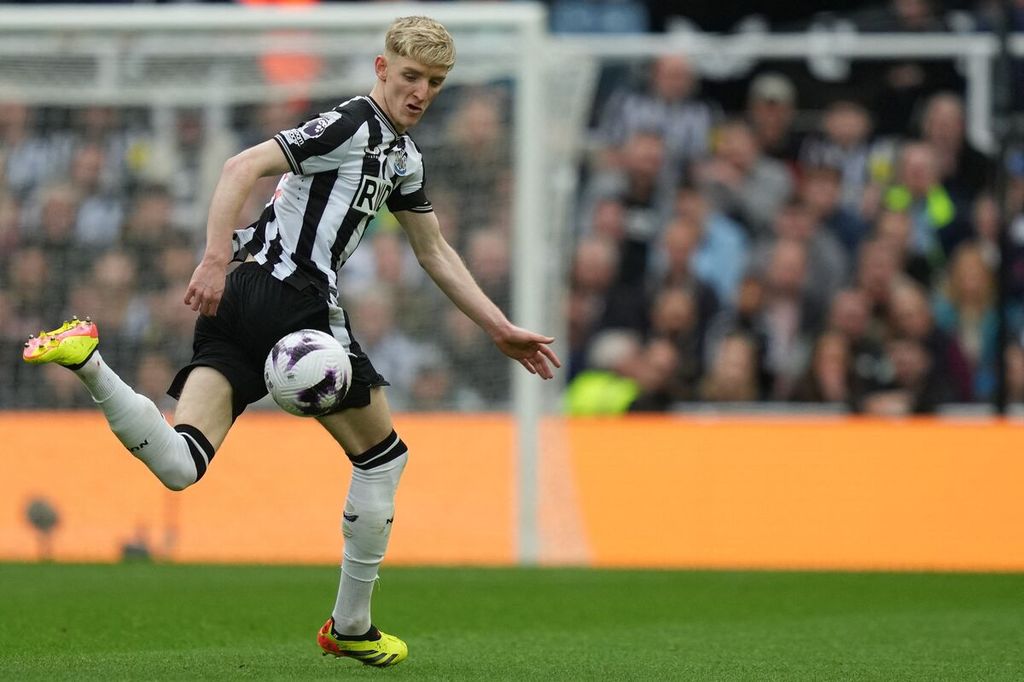 Pemain Newcastle United, Anthony Gordon, menggiring bola saat melawan Tottenham Hotspur pada laga Liga Inggris di Stadion St James' Park, Newcastle, Sabtu (13/4/2024). Newcastle menang 4-0 pada laga itu