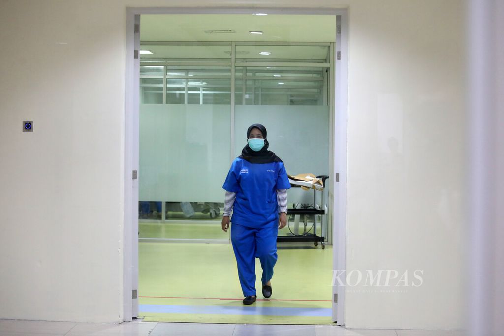 Perawat berjalan keluar dari ruangan Unit Perawatan Intensif Anak/ Pediatric Intensive Care Unit (PICU) di Pusat Kesehatan Ibu dan Anak (PKIA) Kiara RSUP Dr Cipto Mangunkusumo, Jakarta, Jumat (21/10/2022). Ruang PICU ini merawat pasien anak penderita gangguan ginjal akut. RSCM menjadi rumah sakit rujukan bagi penanganan pasien anak yang menderita gangguan ginjal akut.