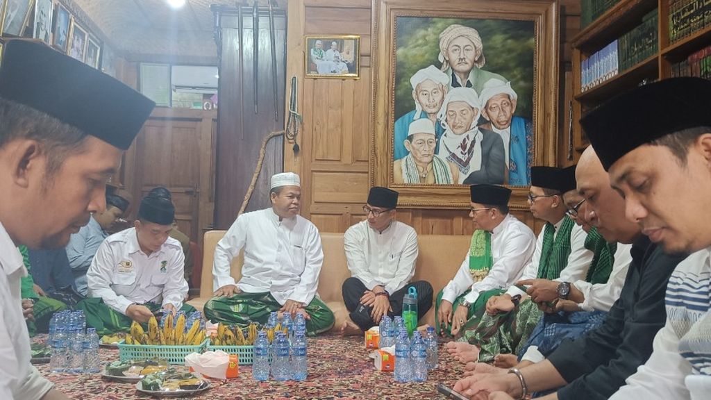 Pemimpin dan Pengasuh Pondok Pesantren Nurul Amanah Sholihin Harasyi (kedua dari kiri) serta  Menteri Pariwisata dan Ekonomi Kreatif Sandiaga Uno (ketiga dari kiri) di Pondok Pesantren Nurul Amanah, Jakarta, Minggu (12/3/2023).