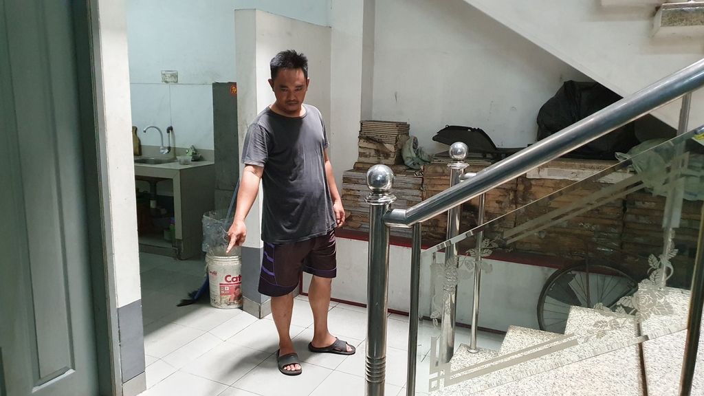 Ahmad Asep Najili (38), penjaga indekos di Jalan Tanjung Duren Utara IV, Tanjung Duren, Jakarta Barat menunjukkan titik tempat JHJ (25) ditemukan meninggal dunia karena diduga bunuh diri pada Kamis (4/5/2023) sekitar pukul 05.00.