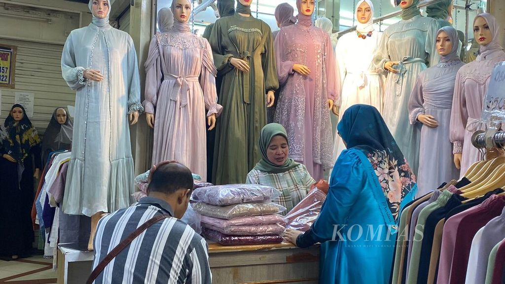 Penjual pakaian di Blok B Pasar Tanah Abang sedang melayani pembeli, Selasa (12/9/2023).