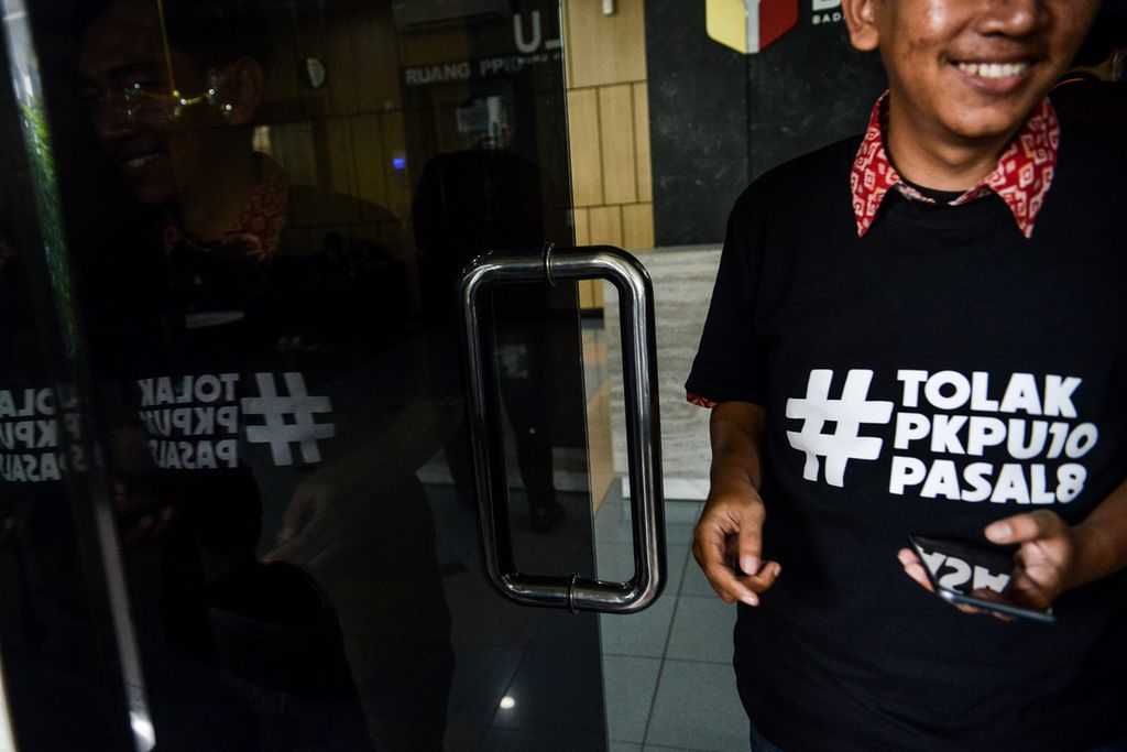 Seorang peserta aksi mengenakan baju bertuliskan penolakan Peraturan Komisi Pemilihan Umum (PKPU) Nomor 10 Pasal 8 di kompleks Badan Pengawas Pemilu (Bawaslu), Jakarta Pusat, Senin (8/4/2023). 