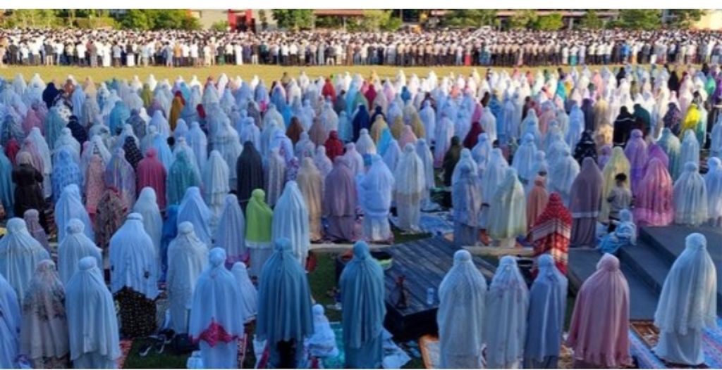Ribuan warga Muslim dengan khusyuk sedang mengikuti shalat Id 1443 H di Markas Polda NTT, Kupang, Senin (2/5/2022).