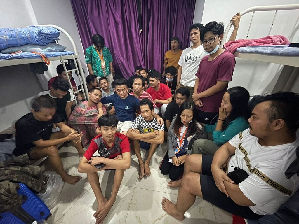 Para pekerja migran asal Indonesia yang mengalami penipuan kerja di Kamboja berada di asrama perusahaan di Kota Sihanoukville. Mereka berharap bisa segera dipulangkan ke Indonesia dan upah mereka dibayarkan.
