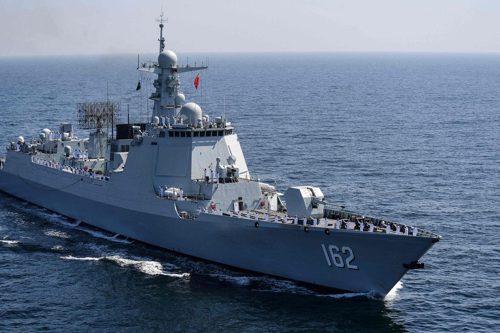 Kapal Angkatan Laut China, Nanning, berpartisipasi pada latihan angkatan laut multinasional AMAN-23 di Laut Arab dekat kota pelabuhan, Karachi, Pakistan, 13 Februari, 2023. Kapal Nanning melanjutkan partisipasinya pada latihan perang di Teluk Oman, yang juga diikuti Rusia dan Iran, 15-19 Maret 2023. 