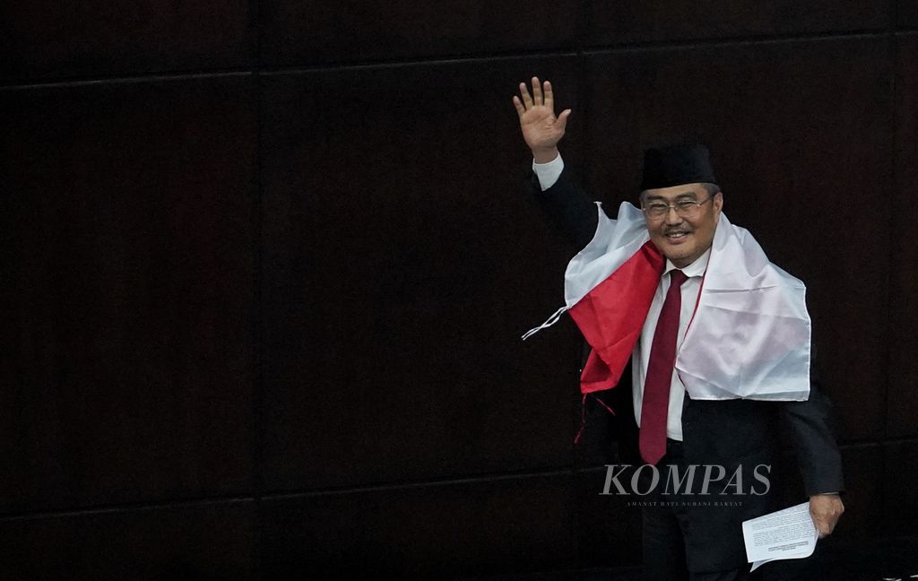 Pemimpin sidang etik Majelis Kehormatan Mahkamah Konstitusi (MKMK), Jimly Asshiddiqie, menyelempangkan bendera merah putih yang dibawa para pelapor, sebagai ungkapan penghormatan kepada dirinya, seusai sidang putusan etik yang digelar MKMK di Gedung Mahkamah Konstitusi, Jakarta, Selasa (7/11/2023).
