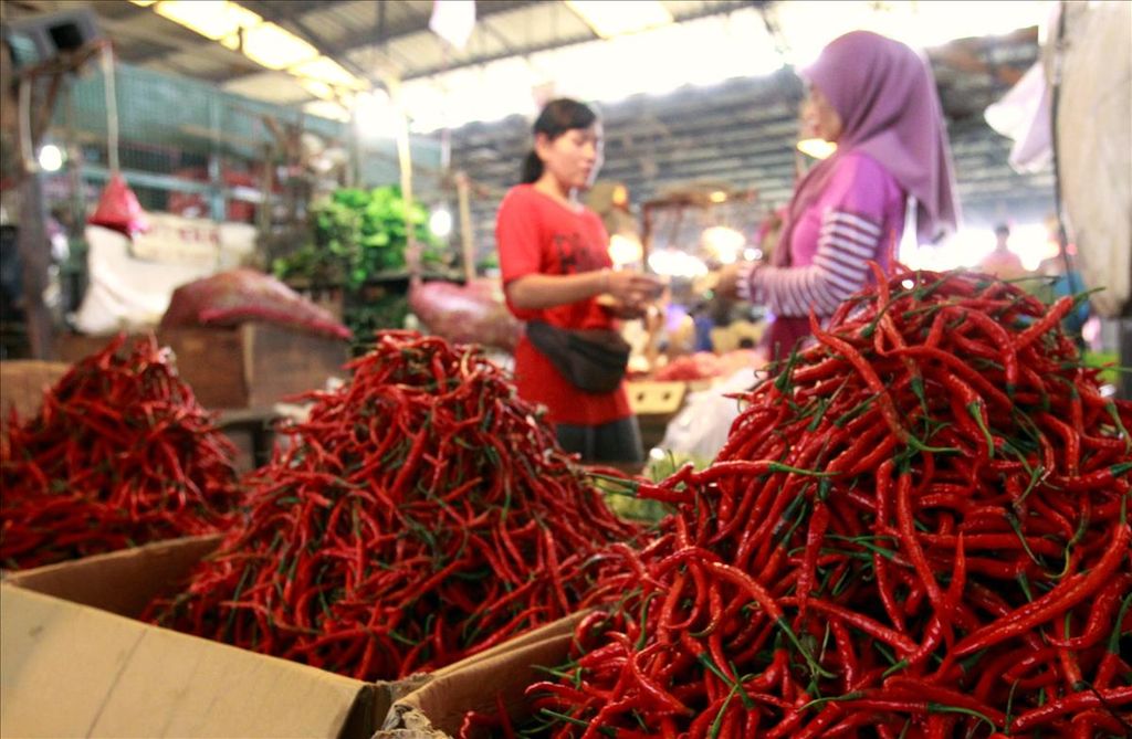 Seorang pedagang melayani pembeli di Pasar Kramat Jati, Jakarta, Kamis (8/8/2019). Kenaikan harga pertalite dan solar pada 3 September 2022 mulai berimbas ke harga cabai di sejumlah pasar tradisional di DKI Jakarta.