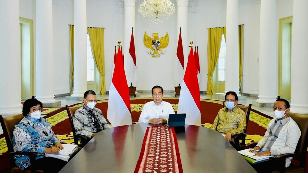 Presiden Joko Widodo saat menyampaikan keterangan terkait pencabutan izin usaha tambang, kehutanan, dan hak guna usaha di Istana Kepresidenan Bogor, Jawa Barat, Kamis (6/1/2022).
