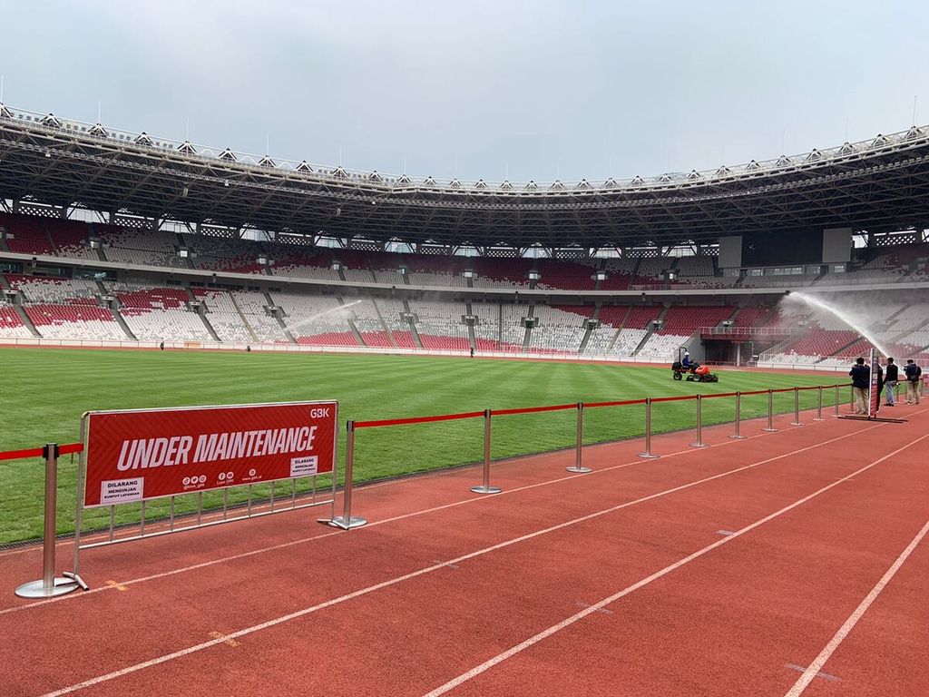 Pekerja menyirami rumput baru lapangan Stadion Utama Gelora Bung Karno, Jakarta, Rabu (28/9/2022). Perbaikan lapangan telah berlangsung sejak Mei 2022 dan saat ini perkembangannya menyentuh 95 persen