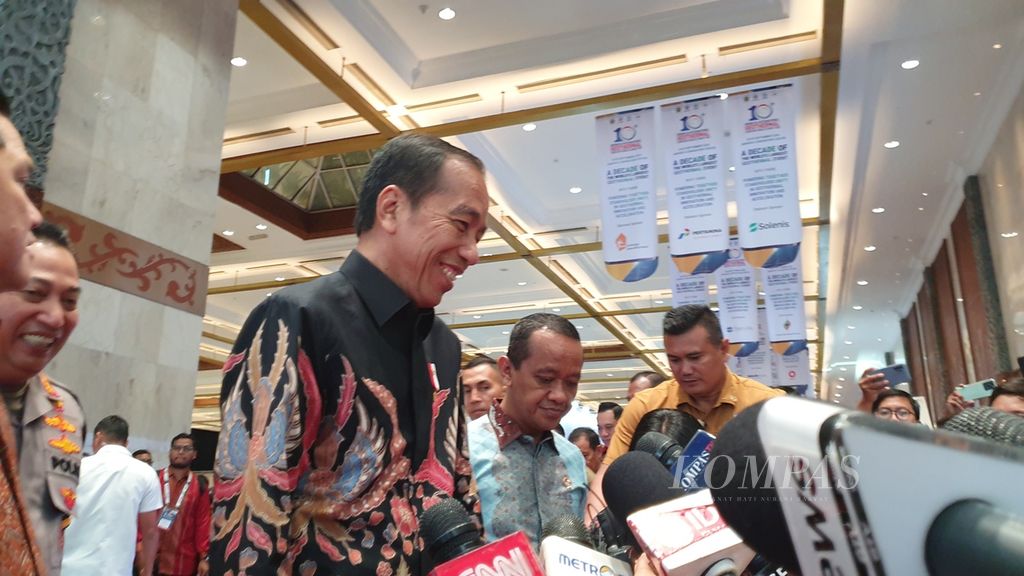 Presiden Joko Widodo memberikan keterangan kepada wartawan seusai meresmikan pembukaan 10th Indonesia International Geothermal Convention &amp; Exhibition di Jakarta Convention, Jakarta, Rabu (19/9/2024).