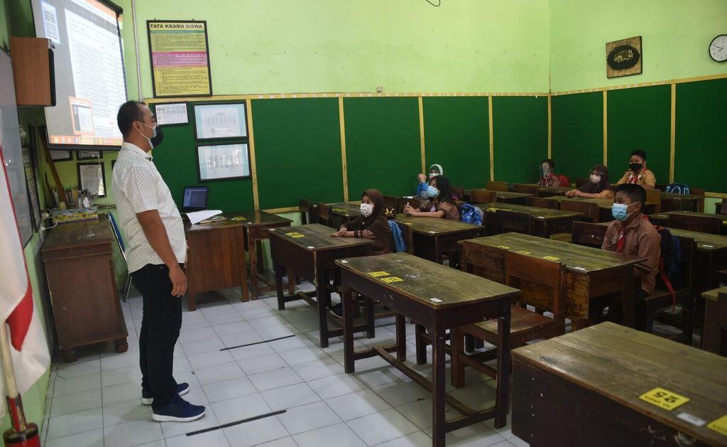 Aktivitas ujicoba sekolah tatap muka di SD Negeri Pucang III, Sidoarjo, Jawa Timur, Jumat (27/8/2021). Simulasi yang dilakukan merupakan bentuk kampanye protokol kesehatan bagi siswa. 