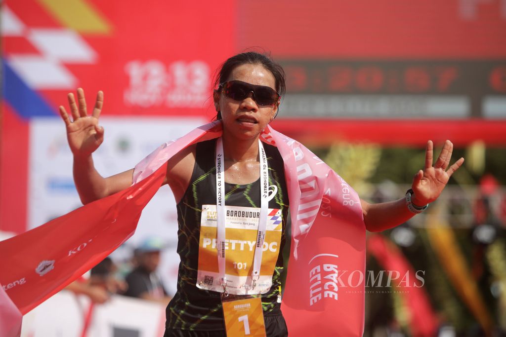 Pretty Sihite, pelari Elite Race kategori putri, finis pertama dalam lomba lari Borobudur Marathon 2022 Powered by Bank Jateng di Taman Lumbini Kompleks Candi Borobudur, Magelang, Jawa Tengah, Sabtu (12/11/2022). Pretty finis tercepat dengan waktu 3 jam 10 menit 44 detik.