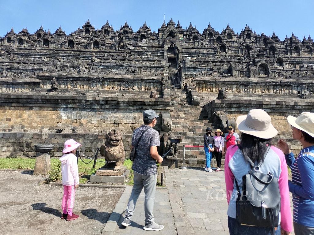 Sejumlah wisatawan tampak berjalan-jalan di pelataran Candi Borobudur, Kabupaten Magelang, Jawa Tengah, Selasa (21/6/2022).