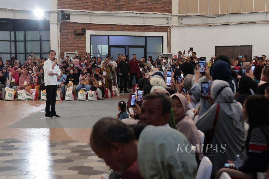 Presiden Joko Widodo membagikan bantuan pangan cadangan beras pemerintah berupa 10 kilogram beras kepada masyarakat, Senin (19/2/2024), di Gedung Kawasan Pertanian Terpadu, Tangerang Selatan, Banten.