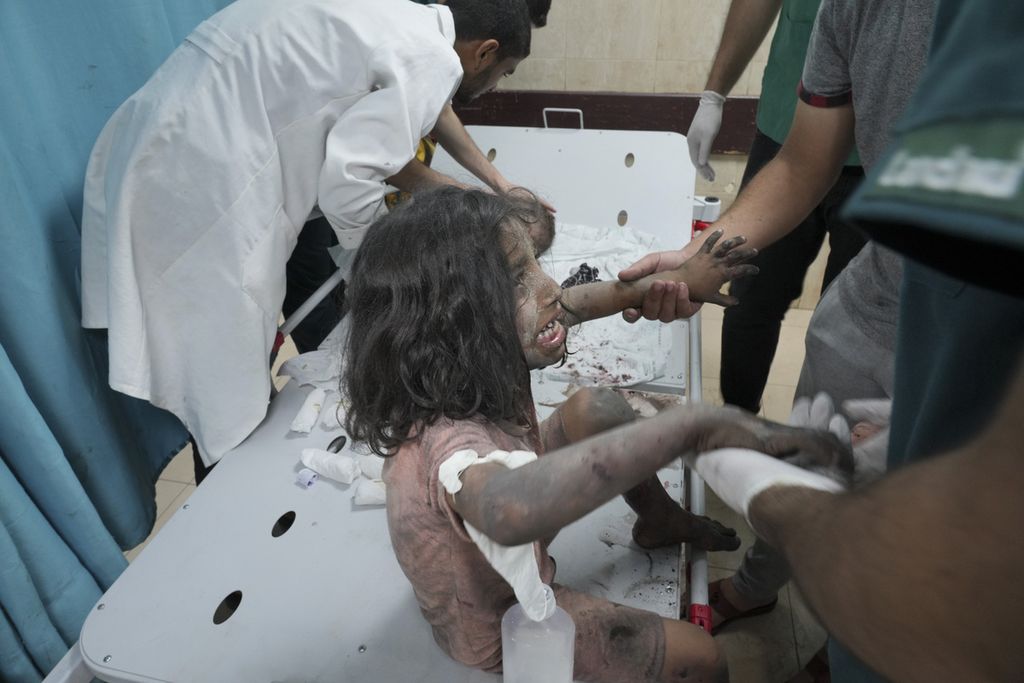 Anak Palestina yang terluka akibat pengeboman Israel dirawat di sebuah rumah sakit di Deir al Balah, wilayah selatan Jalur Gaza, 27 Oktober 2023. 