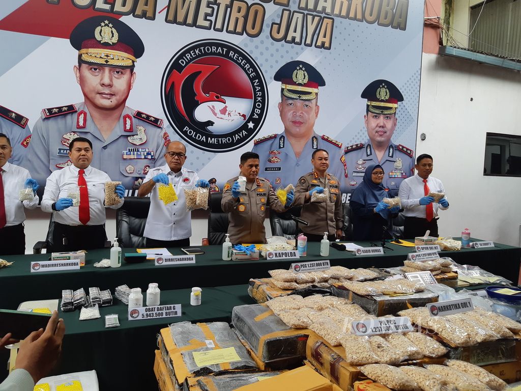 Kepala Polda Metro Jaya Inspektur Jenderal Karyoto menunjukkan barang bukti berupa pil PCC dan obat-obatan daftar G yang ditemukan di Kabupaten Tangerang, Banten, dan Kota Bekasi, Jawa Barat, Senin (10/4/2023), di  Polda Metro Jaya, Jakarta.