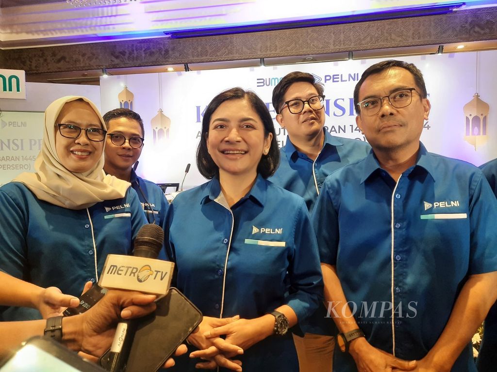 Direktur Utama PT Pelayaran Nasional Indonesia (Persero) atau Pelni Tri Andayani (tengah) menjawab pertanyaan wartawan mengenai persiapan mudik Lebaran 2024 di Jakarta, Rabu (21/3/2024).