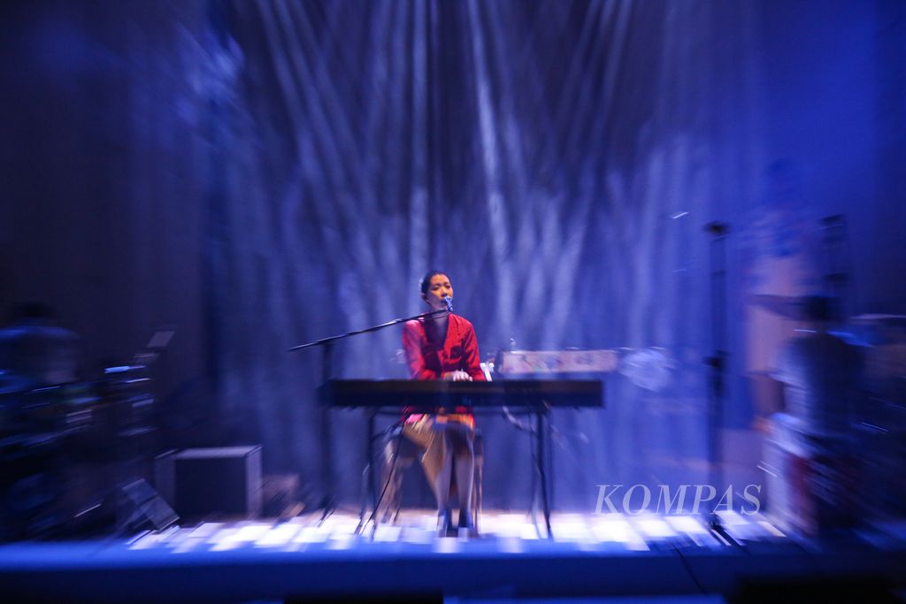 Penampilan penyanyi Lani atau dikenal dengan nama panggung Frau saat berkolaborasi dengan grup musik Majelis Lidah Berduri dalam repertoar Hujan Orang Mati, di Jogja National Museum, Yogyakarta, 14 Juli 2023. Frau kerap menghadirkan wewangian lavender dan kayu manis dalam konsernya. 