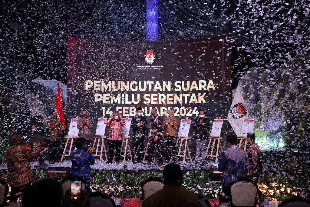 Komisioner Komisi Pemilihan Umum mencoblos contoh surat suara saat peluncuran hari pemungutan suara pemilu serentak 2024 di Kantor KPU, Jakarta, Senin (14/2/2022).