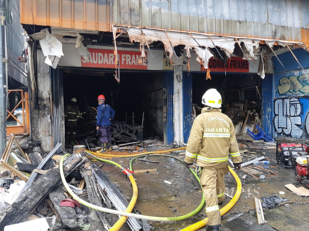 Meskipun api sudah padam, petugas tetap memastikan amuk si jago merah benar-benar terkendali di rumah toko di kawasan Mampang Prapatan, Jakarta Selatan, Jumat (19/4/2024) pagi ini. Ruko tersebut terbakar pada Kamis (18/4/2024) malam. 