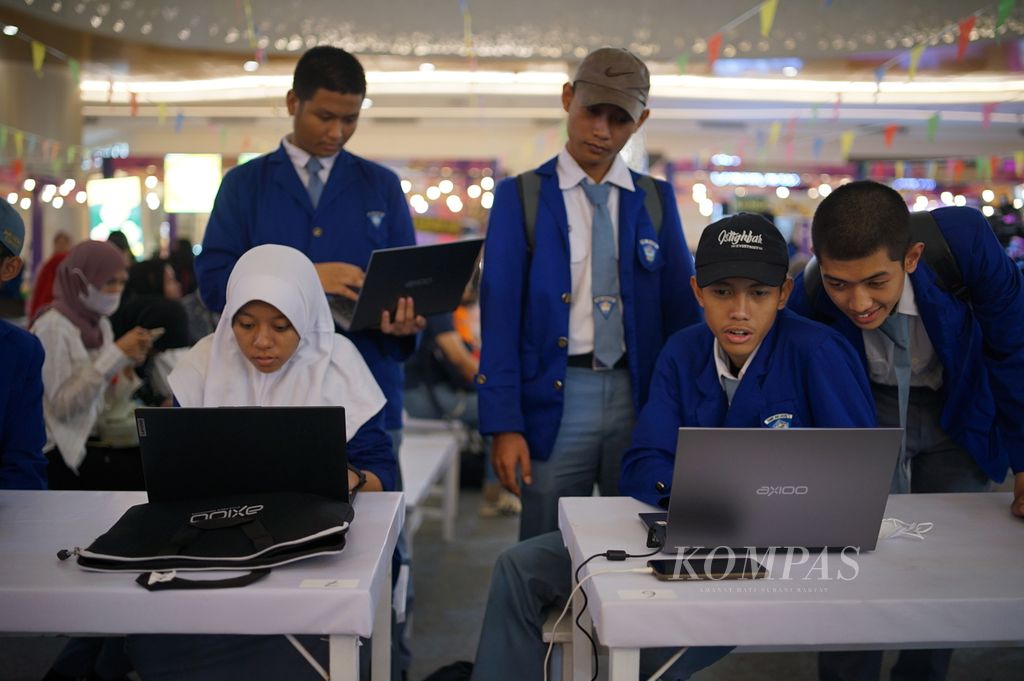 Para peserta dari SMKN 1 Cibinong mempersiapkan gim buatan mereka jelang pembukaan acara puncak Lomba Cipta Game Nasional Powered by AI 2023 di Cibubur, Depok, Jawa Barat, Sabtu (18/11/2023).