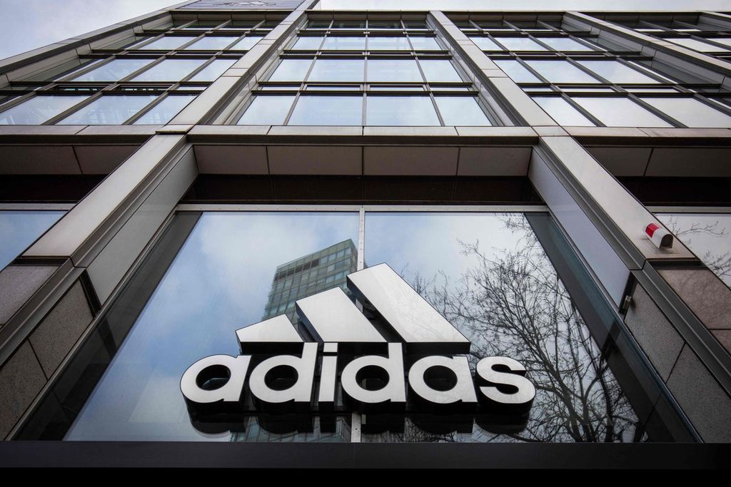 Arsip foto tanggal 29 Maret 2020 menampilkan salah satu toko yang menjual peralatan olahraga bermerek Adidas di Berlin, Jerman. Adidas memproduksi bola Al Rihla yang akan digunakan pada perhelatan Piala Dunia Qatar 2022. 