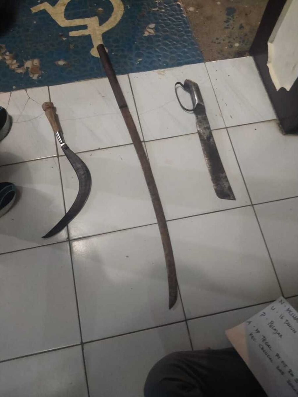 Barang bukti senjata tajam yang digunakan pelaku kejahatan jalanan di Banten yang meresahkan akhir-akhir ini.