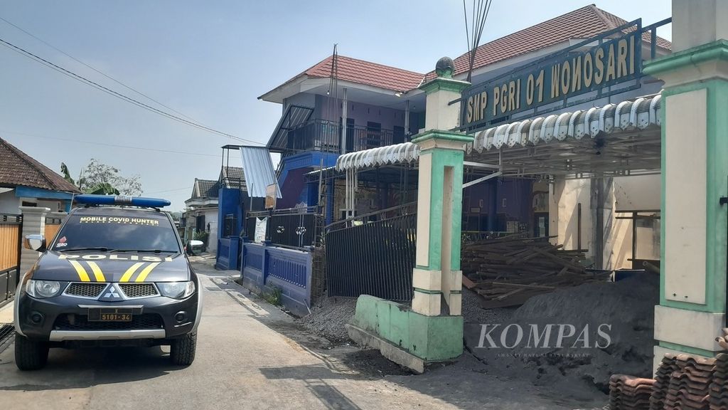 Kondisi bagian depan SMP PGRI 1 Wonosari di Kabupaten Malang, Jawa Timur, tampak sepi, Rabu (22/5/2024). Pada Selasa malam, bus wisata yang mengangkut rombongan <i>study tour</i> siswa SMP PGRI 1 Wonosari mengalami kecelakaan di Jalan Tol Jombang-Mojokerto. Sebanyak dua orang meninggal dan belasan lainnya luka.