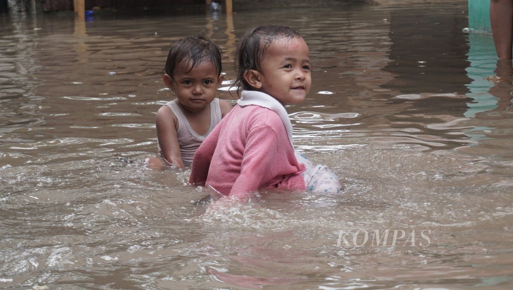 Anak-anak bermain air saat banjir melanda Kecamatan Panjang, Kota Bandar Lampung, Rabu (5/8/2020).